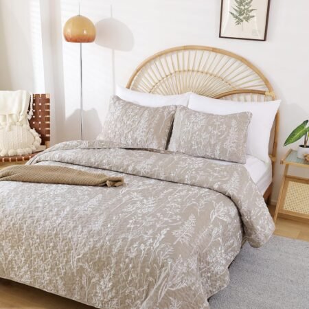 Quilts Queen Size Oatmeal Bed Spread with White Floral Pattern Botanical Microfiber Quilts Set Lightweight Comforter 3 Pieces Reversible Bedding Set (1 Queen Quilt and 2 Pillow Cases)